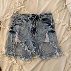 Distressed shorts. Very short. Fashion Nova, M